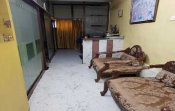 580 sq ft Office Space for Rent or Sale on Linking Road, Khar West, Suitable for Doctors or Office
