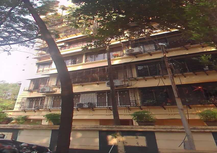 Semi Furnished 3 BHK Residential Apartment of 1800 sq.ft. Area for Rent at Dharamjyot Apartments, Bandra West.