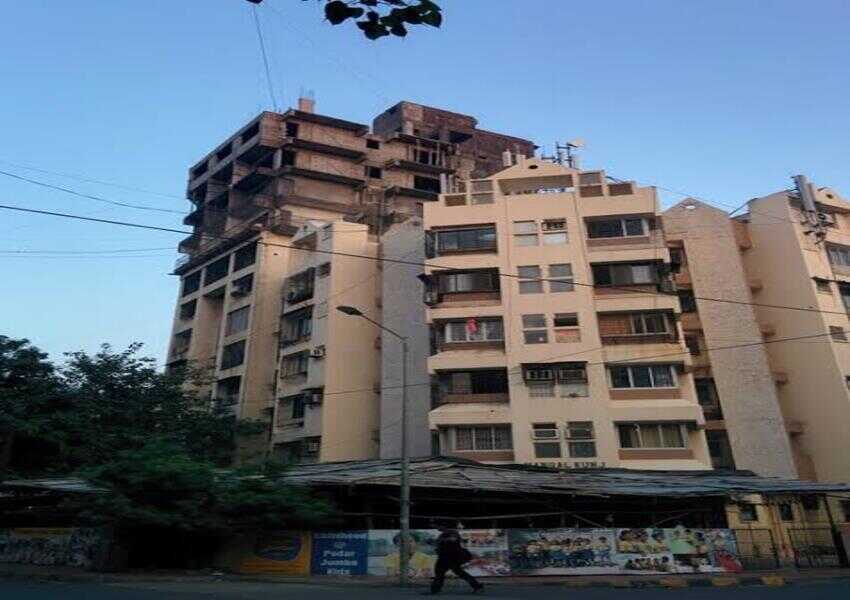 Semi Furnished 4 BHK Residential Apartment of 1550 sq.ft. Area for Rent at Mangal Kunj Apartment, Bandra West.
