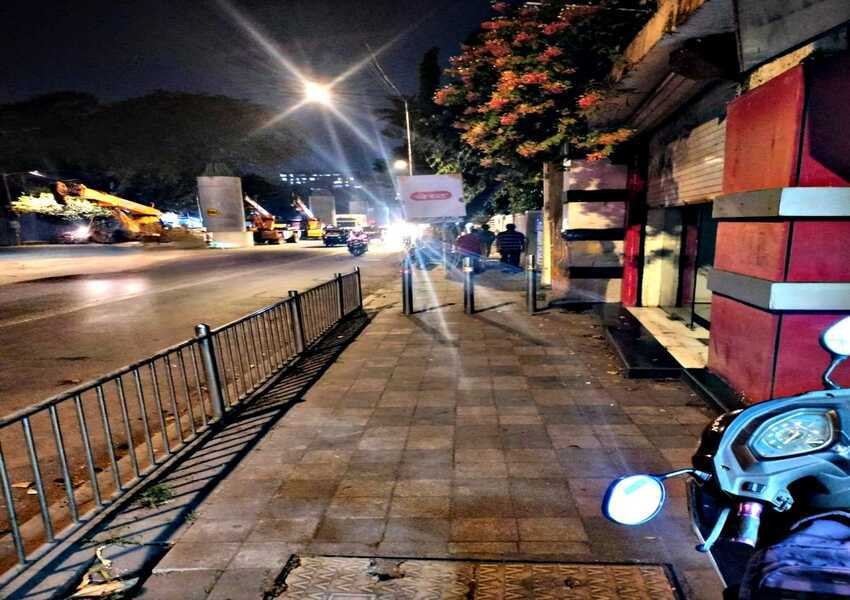 Main Road Facing Commercial Shop Space of 700 sq.ft. Carpet Area for Rent on S.V. Road, Vile Parle.