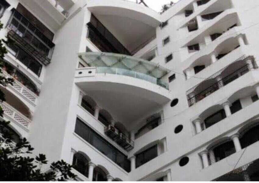 Semi Furnished 3 BHK Residential Apartment of 1700 sq.ft. Area with Servant Room for Rent at Vinayak Heights, Bandra West.