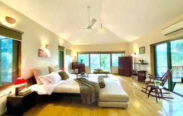 Sprawling 3 bedroom Bungalow, on 3 acres, Right on the Lake, for Homestay Holiday Stay in Kamshet