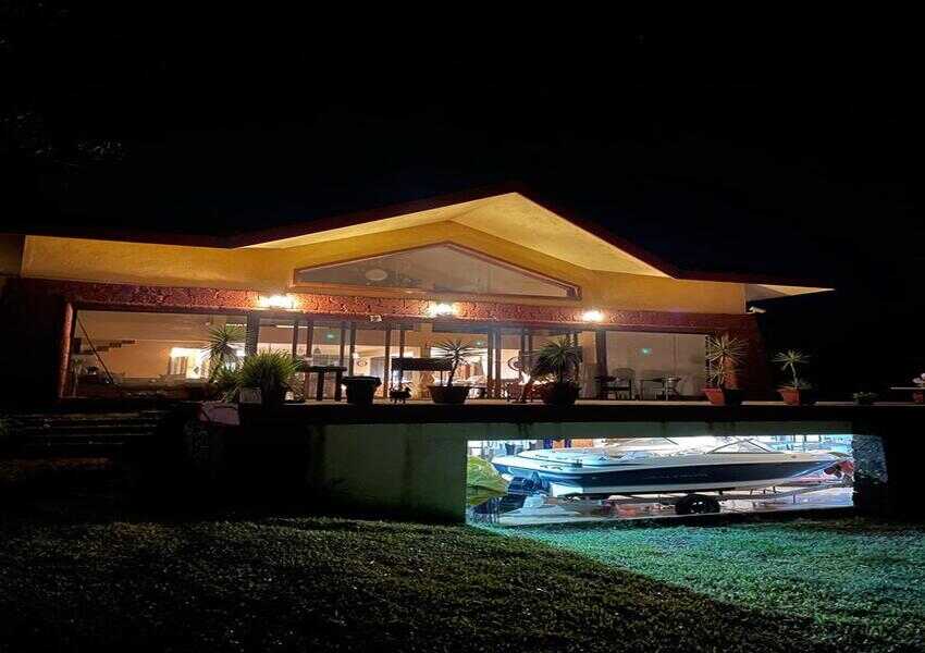 Sprawling 3 bedroom Bungalow, on 3 acres, Right on the Lake, for Homestay Holiday Stay in Kamshet