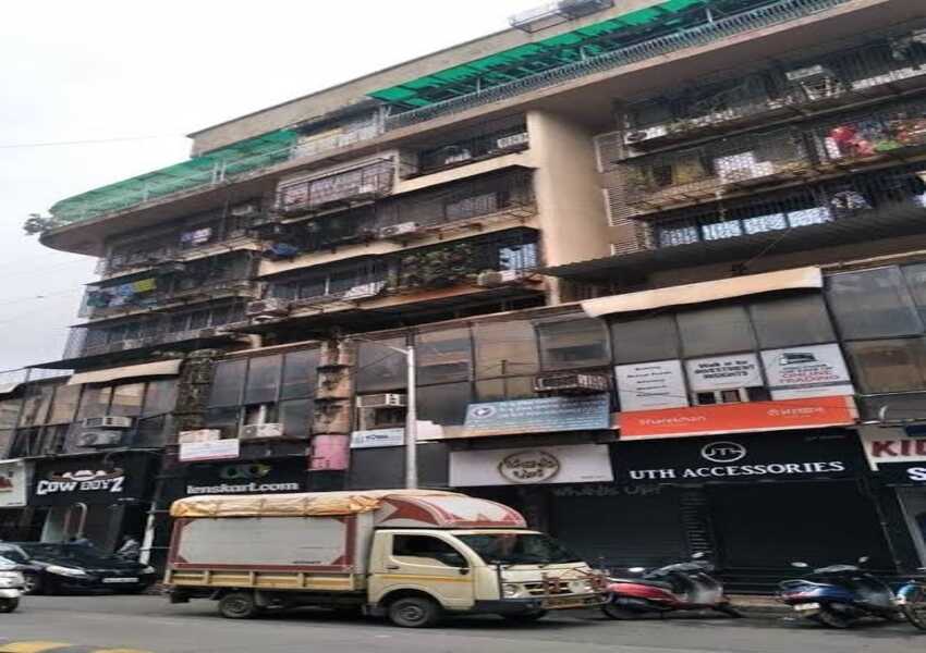 Fully Furnished Commercial Office Space of 500 sq.ft. Area for Rent at RNA Arcade, Lokhandwala, Andheri West.