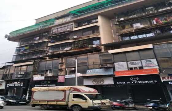 Fully Furnished Commercial Office Space of 500 sq.ft. Area for Rent at RNA Arcade, Lokhandwala, Andheri West.