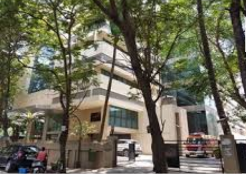 Pre Leased Furnished Commercial Office Space of 1100 sq.ft. Area for Sale at Raheja Plaza, Andheri West.