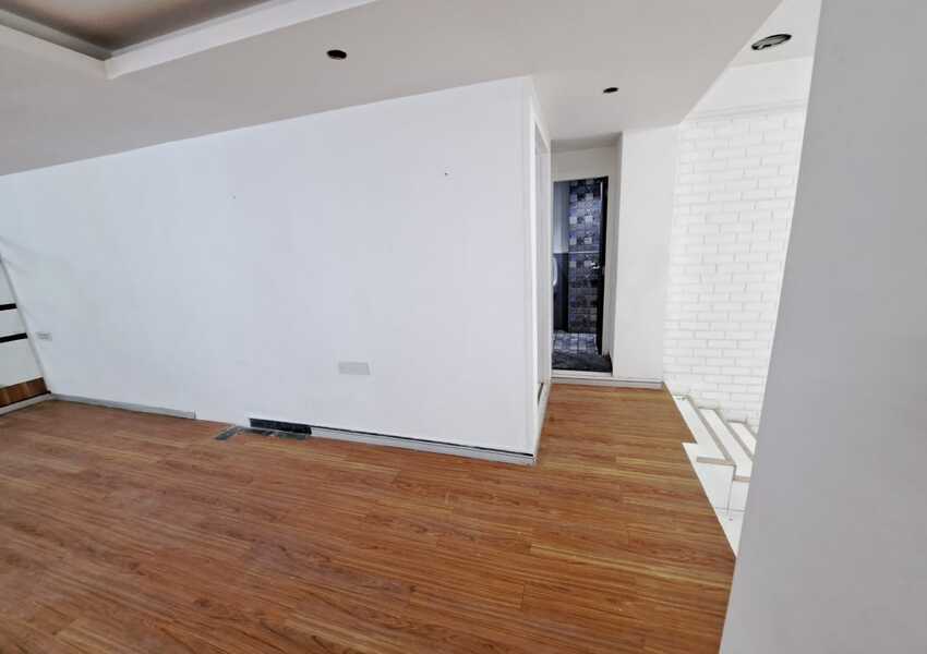 1000 sq ft Commercial Office Property at Peddar Road suitable for Spa, Bank, Showroom etc
