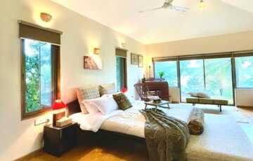 Sprawling 3 bedroom Bungalow, on 3 acres, Right on the Lake, for Homestay Holiday Stay in Kamshet
